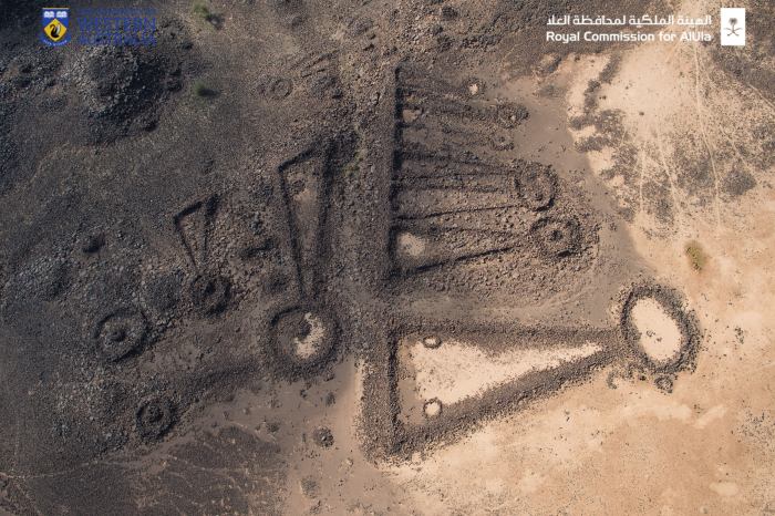 La imagen muestra una serie de antiguas rutas arqueológicas marcadas por tumbas halladas en Arabia Saudita.