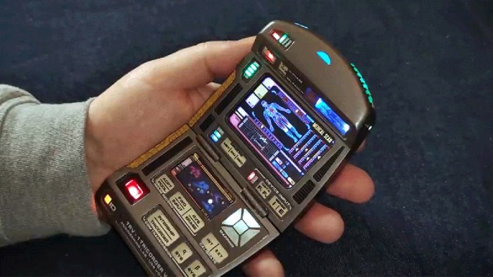 La imagen muestra una réplica de un tricorder, dispositivo que aparece en Star Trek: Voyager.