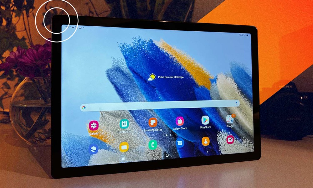 Galaxy Tab A8 sobre una mesa de madera. La tableta muestra su interfaz principal.