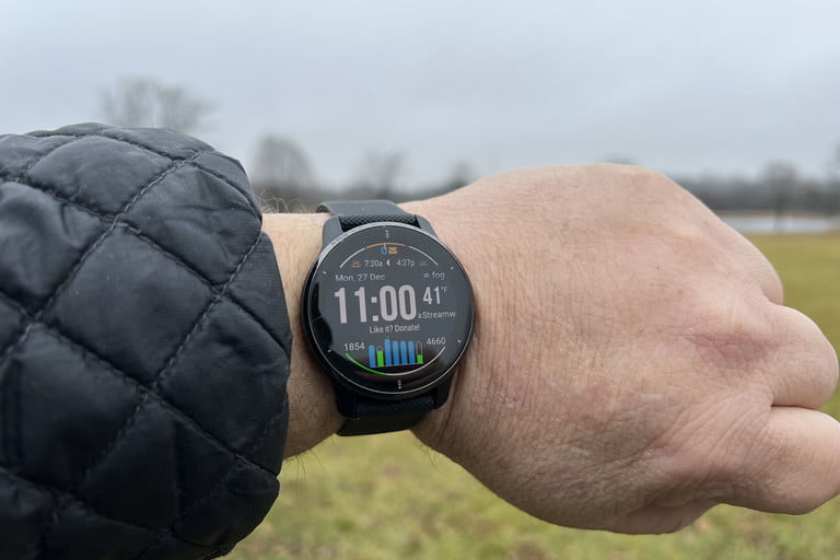 Una persona usa en su muñeca el reloj Garmin Venu 2 Plus