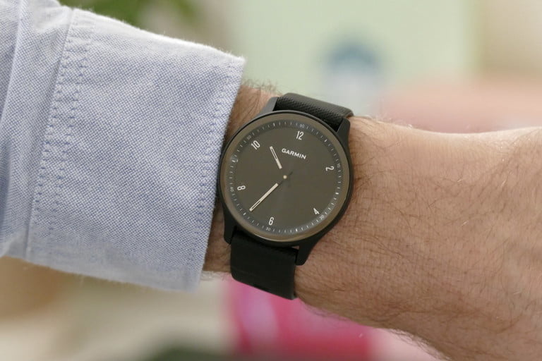 Una persona usa en su muñeca el reloj Garmin Vivomove Sport