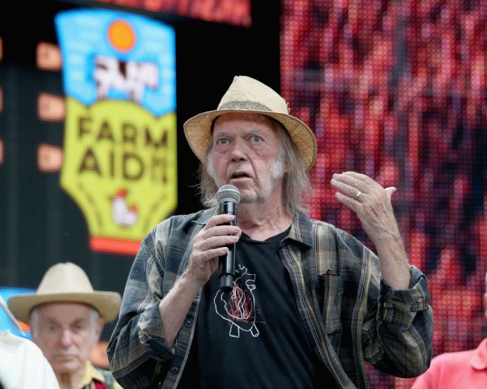 La imagen muestra al músico canadiense Neil Young.