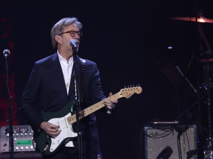 El músico Eric Clapton asegura que las vacunas contra el COVID-19 son un instrumento de "hipnosis masiva".