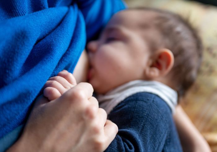 Un estudio de la Universidad de California en Los Ángeles señala que es poco probable que la lactancia materna pueda transmitir el COVID-19 a un bebé.