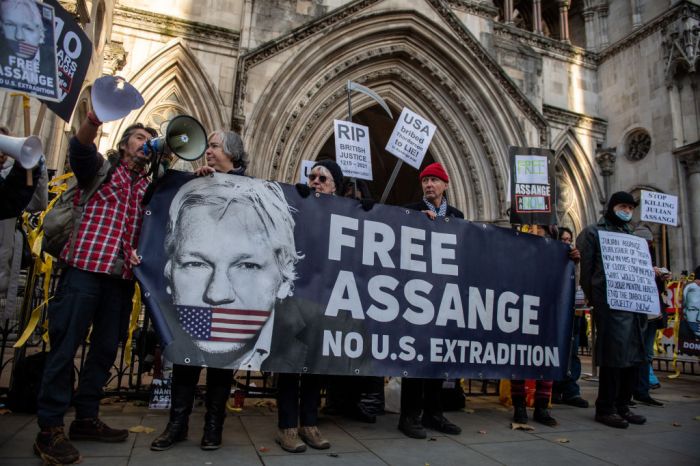 Un grupo de manifestantes protesta contra la extradición de Julian Assange a Estados Unidos.
