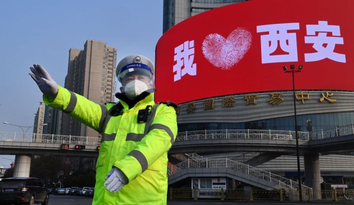 La imagen muestra a un policía en la ciudad china de Xian.
