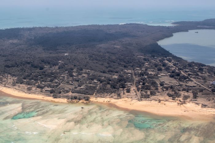 La imagen muestra una vista aérea de la isla de Tonga tras la erupción del volcán.