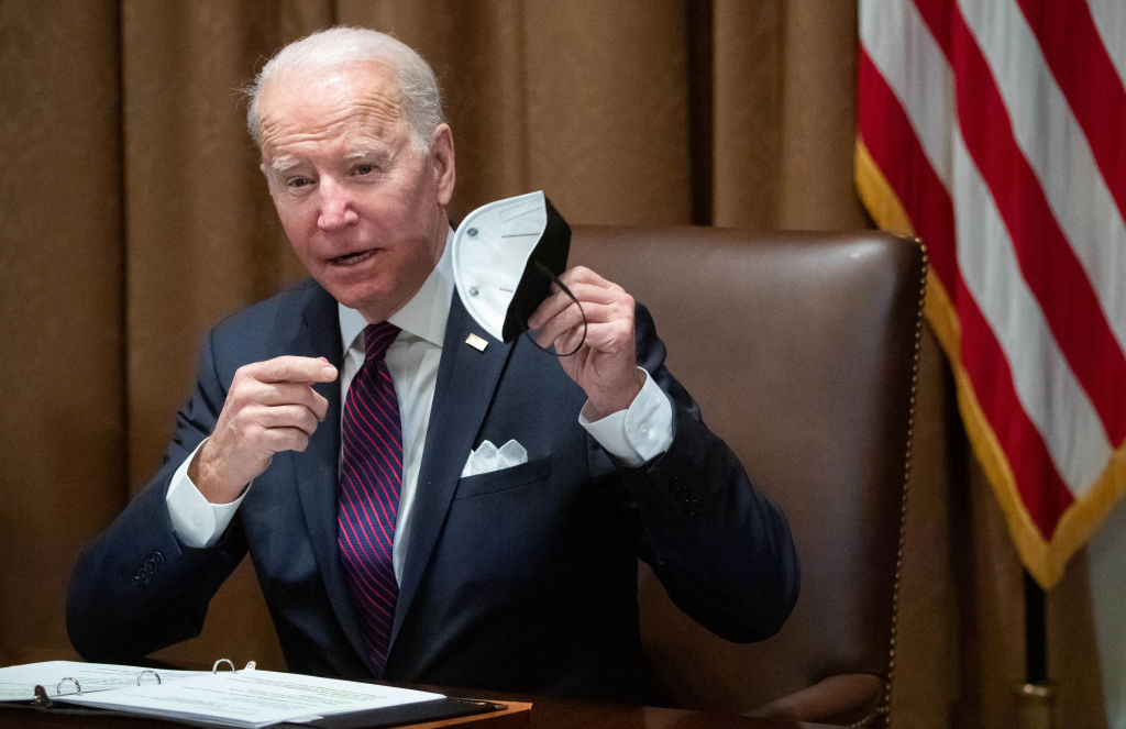 La imagen muestra a Joe Biden usando una mascarilla N95.