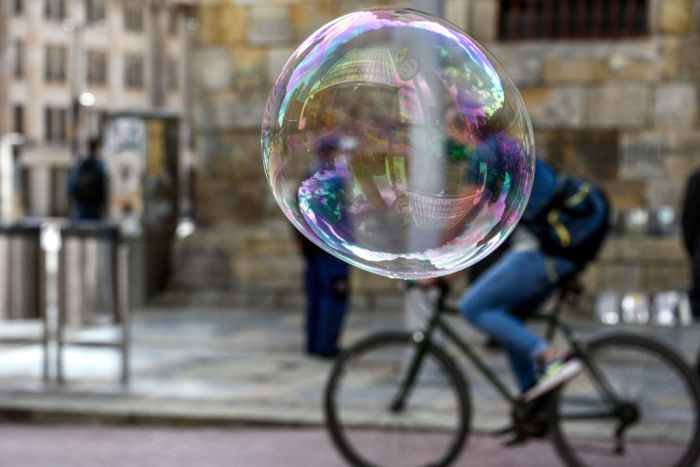 La imagen muestra una burbuja flotando.