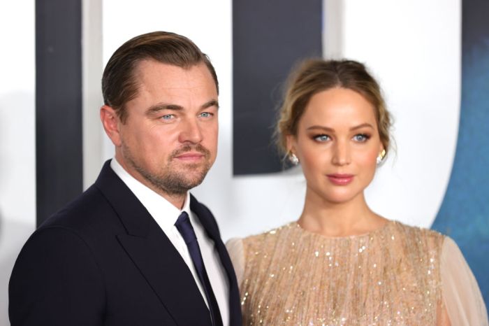 La imagen muestra a los actores Leonardo DiCaprio y Jennifer Lawrence en la premiere de Don't Look Up.