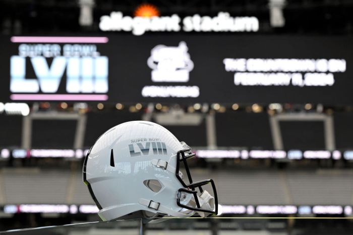 La imagen muestra un casco de fútbol americano como parte del anuncio del Super Bowl 2022.