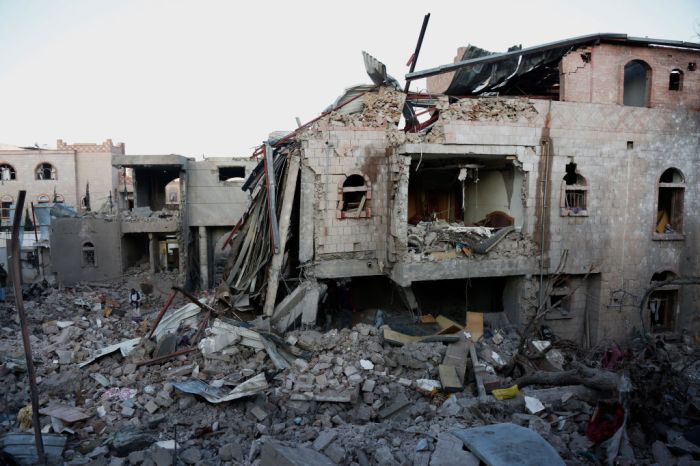 La imagen muestra las ruinas de la ciudad de Saná en Yemen tras sufrir un ataque aéreo.