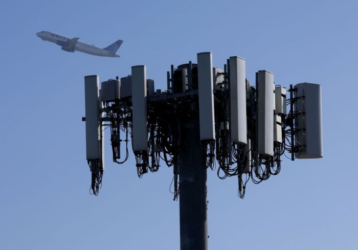 En medio de críticas de la industria aeronáutica, AT&T y Verizon lanzan la red 5G de banda C.