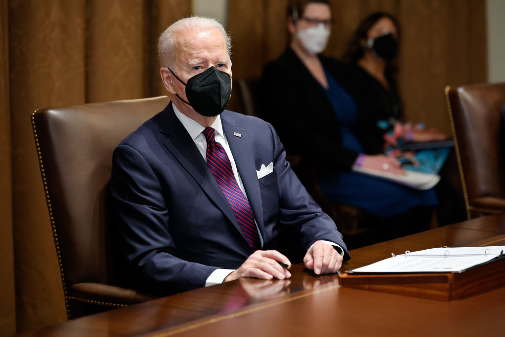La imagen muestra a Joe Biden usando una mascarilla N95.