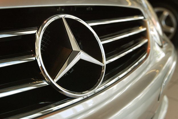 La imagen muestra el logo de un vehículo Mercedes Benz.