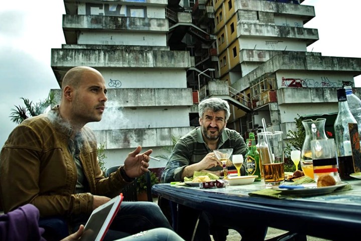 Marco D'Amore y Antonio Milo hacen una sobremesa en una escena de la serie "Gomorra".