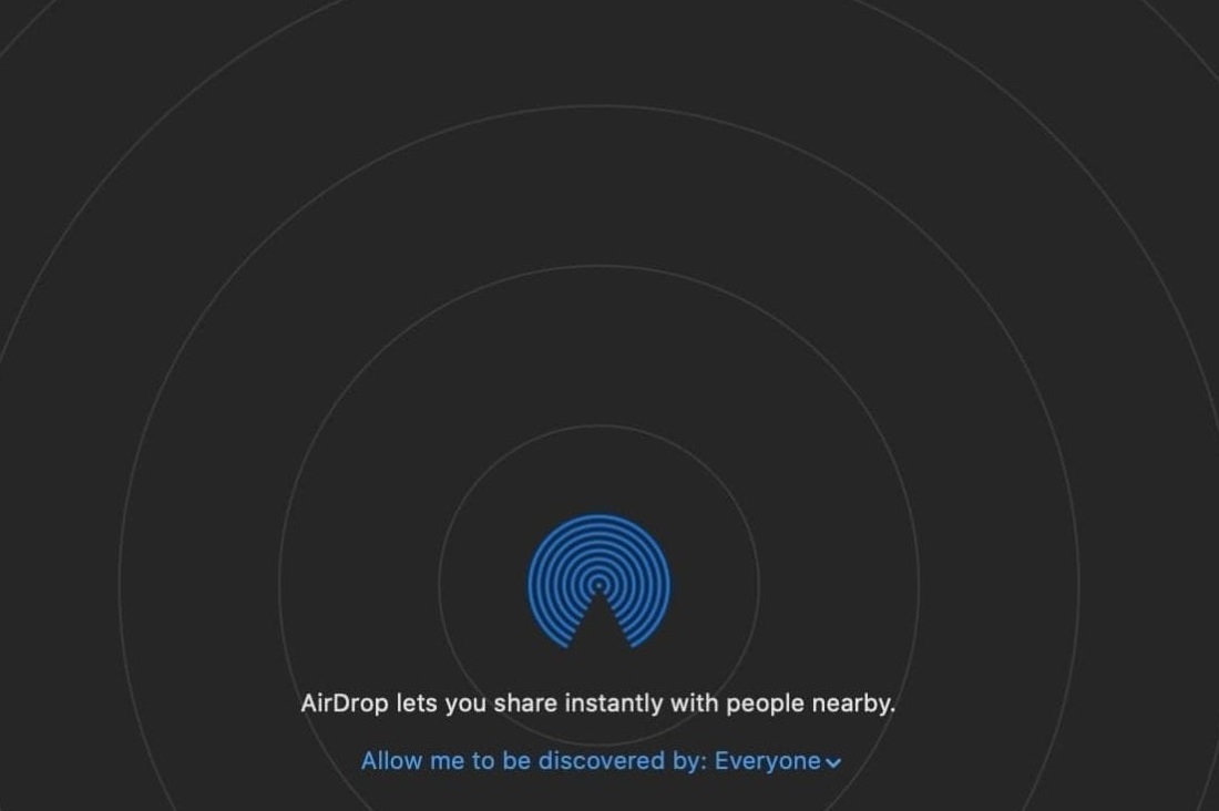 Captura de pantalla de primer plano que muestra cómo alternar quién puede enviarte archivos AirDrop.