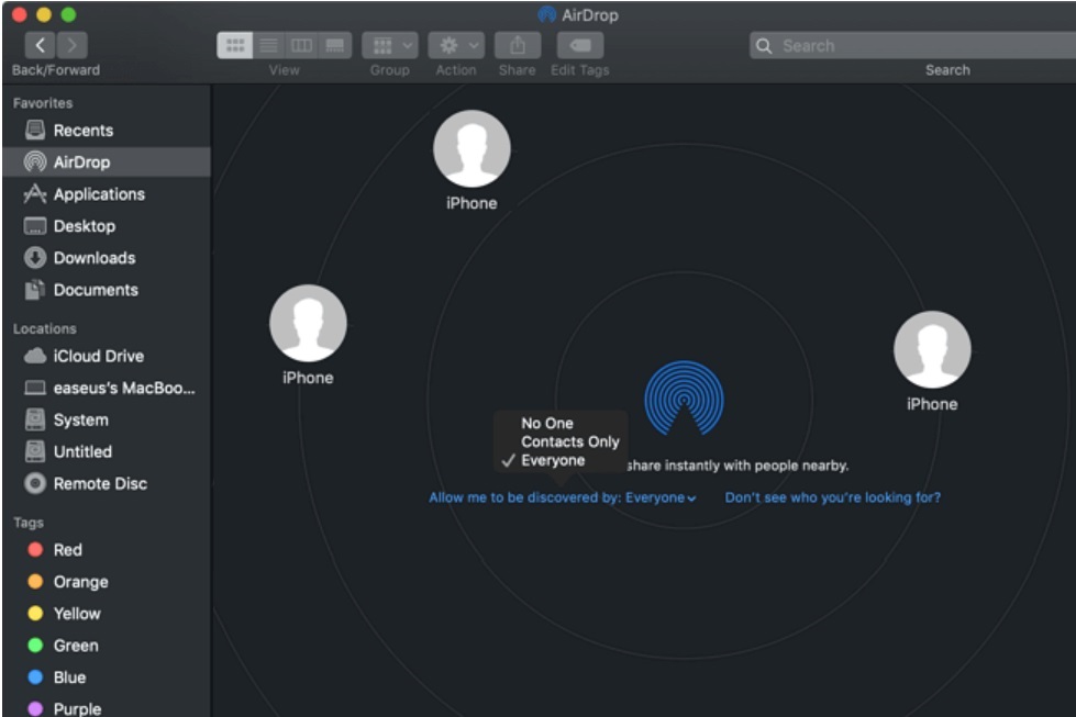 Captura de pantalla del menú AirDrop que muestra tres dispositivos cercanos.