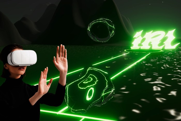 Una persona con un dispositivo de realidad virtual puesto, sobre un fondo de una plataforma de realidad virtual para artistas llamada VR.