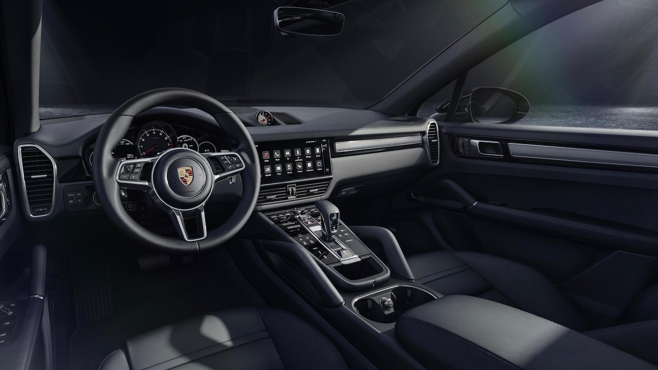 Tablero de instrumentos de la Porsche Cayenne Platinum Edition 2022 en color negro.