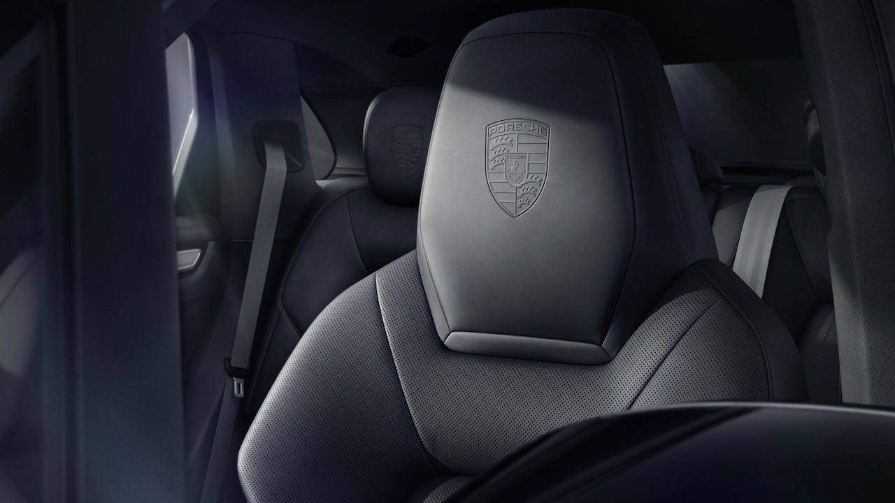 reposacabeza del asiento del conductor de la Porsche Cayenne Platinum Edition 2022 con el escudo de Porsche grabado en el cuero.