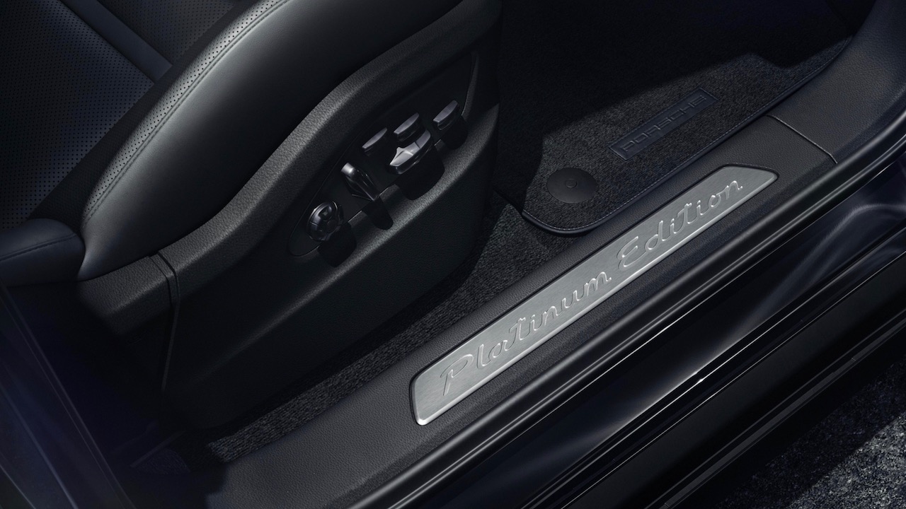 Detalle de los controles de asiento del pasajero y la placa de estribo de la Porsche Cayenne Platinum Edition 2022..