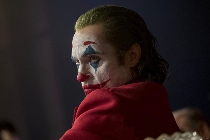The Joker (Joaquin Phoenix) mira seriamente a su interlocutor en una escena de la película Joker (2029).