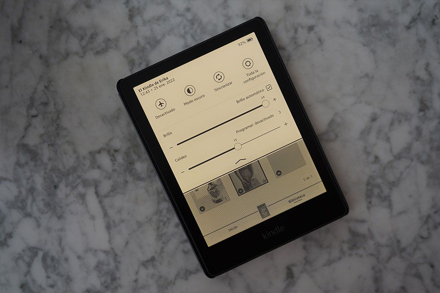 Pantalla de Kindle que muestra ajustes del brillo y calidez de la pantalla