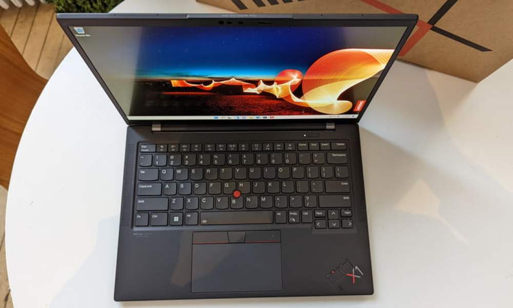 Vista de arriba hacia abajo de Lenovo ThinkPad X1 Carbon Gen 10 que muestra el teclado.