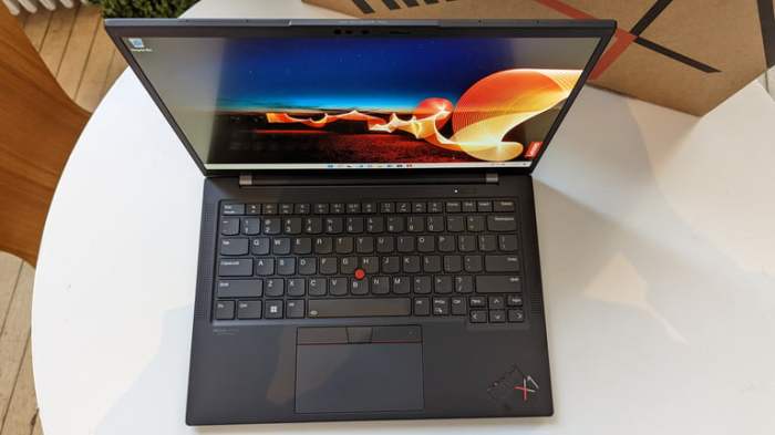 Vista de arriba hacia abajo de Lenovo ThinkPad X1 Carbon Gen 10 que muestra el teclado.