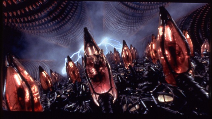 En Matrix, las máquinas que controlan al mundo fabrican humanos en cápsulas que funcionan como vientres artificiales.