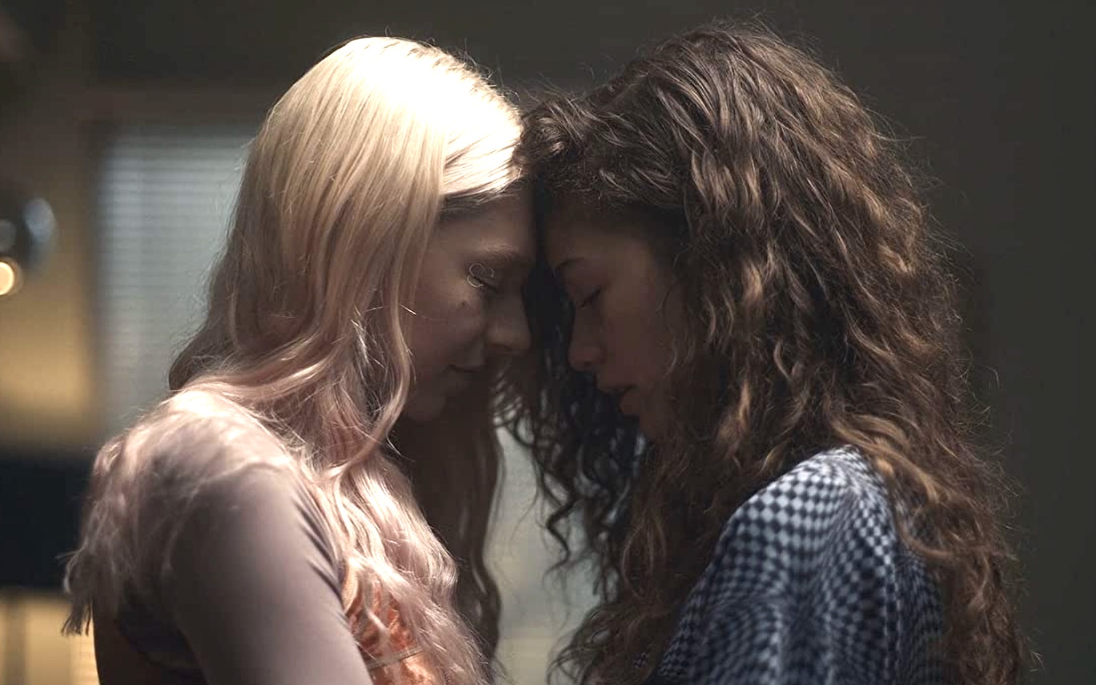 Hunter Schafer y Zendaya, frente con frente en actitud íntima, en una escena de la serie Euphoria.