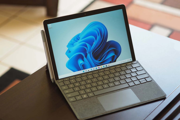 Microsoft Surface Go 3 sobre una mesa.
