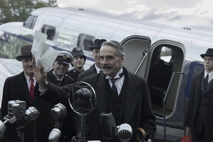 Jeremy Irons es Neville Chamberlain en la película de Netflix Munich: The Edge of War (2021)