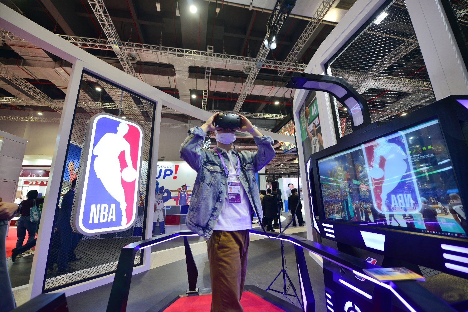 Una persona usa gafas de realidad virtual en una cabina de la NBA.