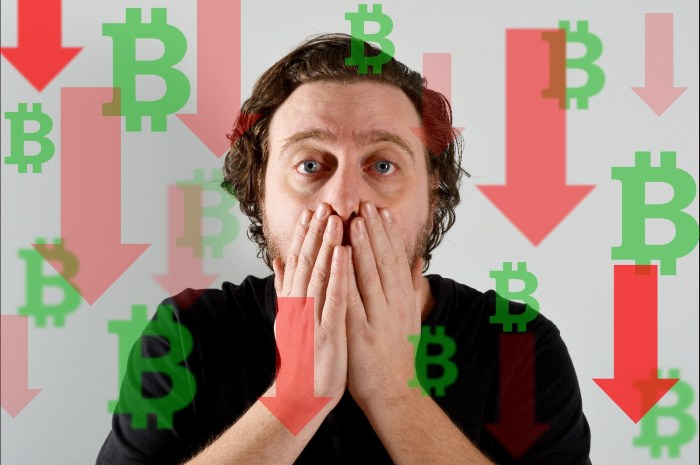 Un hombre se tapa el rastro en señal de aflicción mientras símbolos muestran la caída del bitcoin