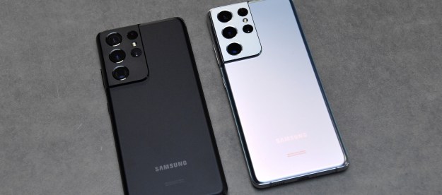Dos modelos Samsung Galaxy S21 sobre una mesa de mesa gris.