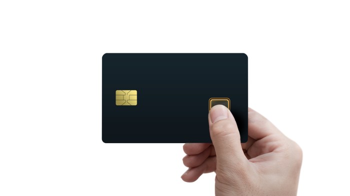 La imagen muestra el lector de huellas de Samsung para las tarjetas de crédito.