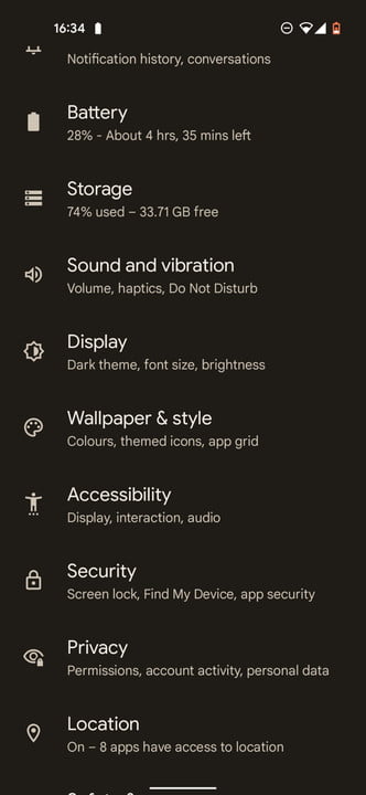 Configuración en Android 12, mostrando Fondo de pantalla y estilo.