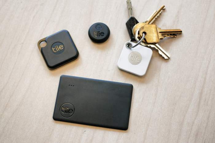 Tile Mate junto a unas llaves, uno de los mejores localizadores Bluetooth.