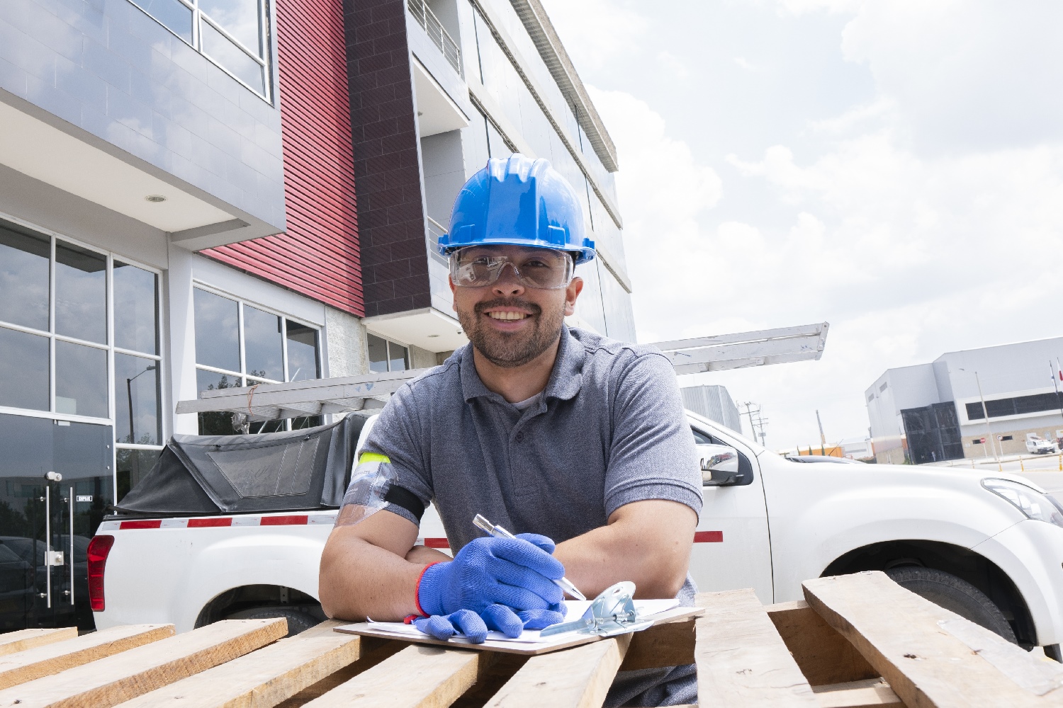 Un trabajador latino en una bodega