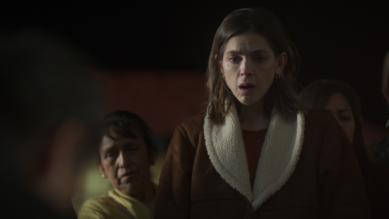 La imagen muestra una escena de la serie Los Enviados de la plataforma Paramount+.