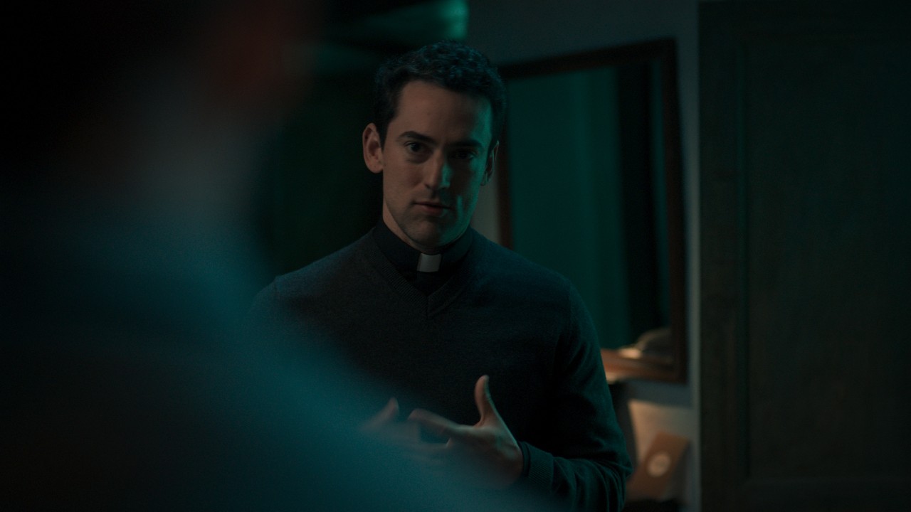 La imagen muestra una escena de la serie Los Enviados de la plataforma Paramount+.