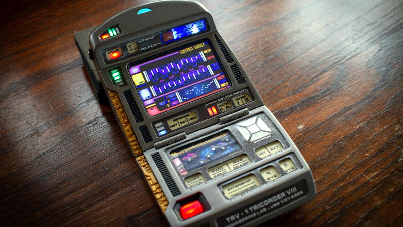 La imagen muestra una réplica de un tricorder, dispositivo que aparece en Star Trek: Voyager.