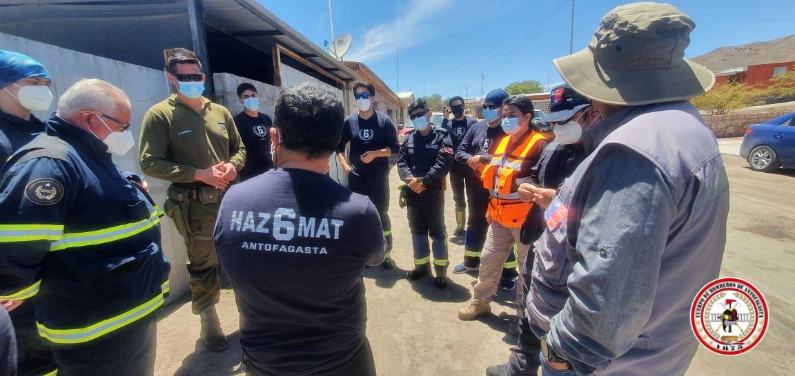 Un grupo de funcionarios chilenos se reúnen en un sector cordillerano de Antofagasta.