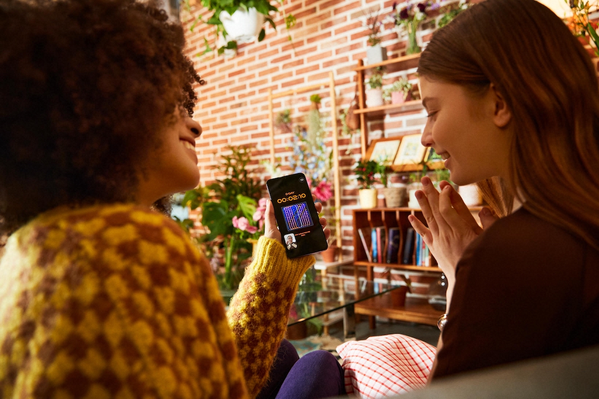 Dos mujeres con un Samsung Galaxy S22 Plus.