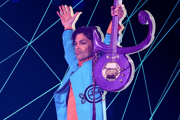Prince en su presentación del medio tiempo del Super Bowl 2007.