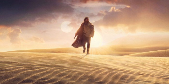 Obi-Wan Kenobi camina por las dunas del planeta Tatooine.