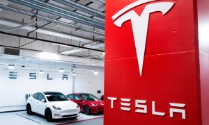 Dos vehículos de Tesla junto al logo de la compañía.