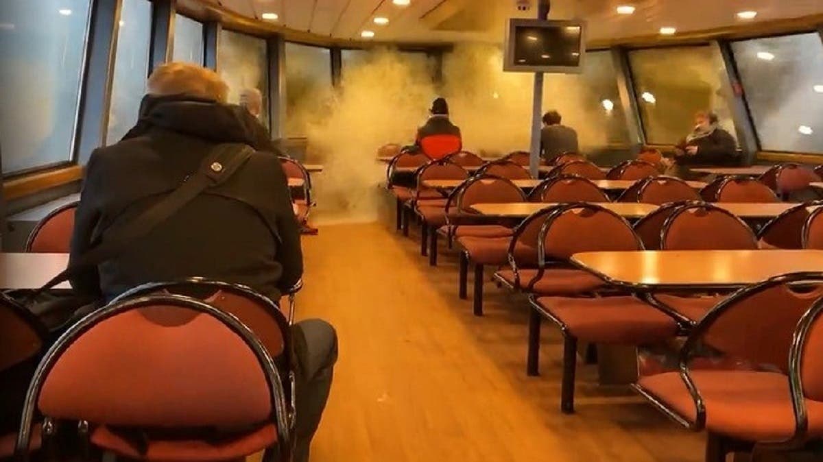 Una ola golpea el interior de un ferry en Alemania.